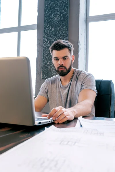 Portret Przystojnego Poważnego Mężczyzny Korzystającego Laptopa Przy Biurku Patrzącego Kamerę Obraz Stockowy