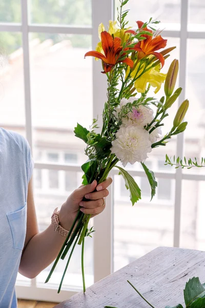 Närbild Färska Blommor Kvinnlig Hand Mot Fönster Stockfoto