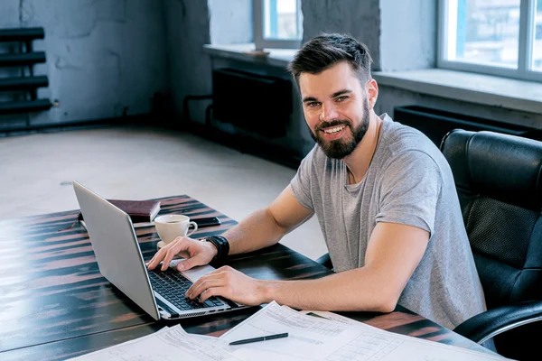 Porträt Eines Gut Aussehenden Fröhlichen Architekten Der Büro Laptop Arbeitet — Stockfoto