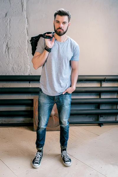 Retrato Homem Barbudo Bonito Roupas Elegantes Com Bolsa Contra Parede — Fotografia de Stock