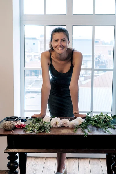 Portrait Fleuriste Souriant Robe Grise Table Avec Des Fleurs Des — Photo