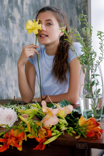 Porträtt Vacker Ung Flicka Håller Gul Blomma Mot Ögat — Stockfoto