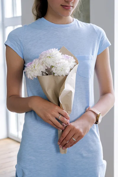 Onherkenbaar Jong Meisje Blauwe Jurk Bedrijf Verpakt Witte Bloemen Kraft Rechtenvrije Stockfoto's