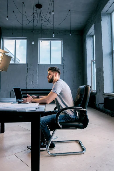 Zijaanzicht Van Jonge Bebaarde Zakenman Die Laptop Bureau Oude Grunge Rechtenvrije Stockafbeeldingen