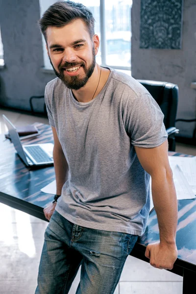 Portrait Bel Homme Barbu Souriant Caméra Penché Sur Bureau Dans Photo De Stock