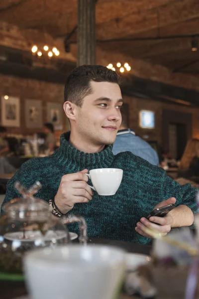 Smiling man using laptop in the cafe — Stock Photo, Image