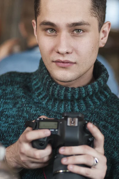 Fotógrafo paparazzi masculino segurando uma câmera fotográfica digital, tiro indoor com foco especial em mãos e câmera — Fotografia de Stock