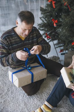 Noel hediyesi açmaya çalışırken katta oturan yaşlı adam