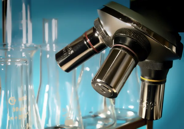 Microscope en laboratoire — Photo