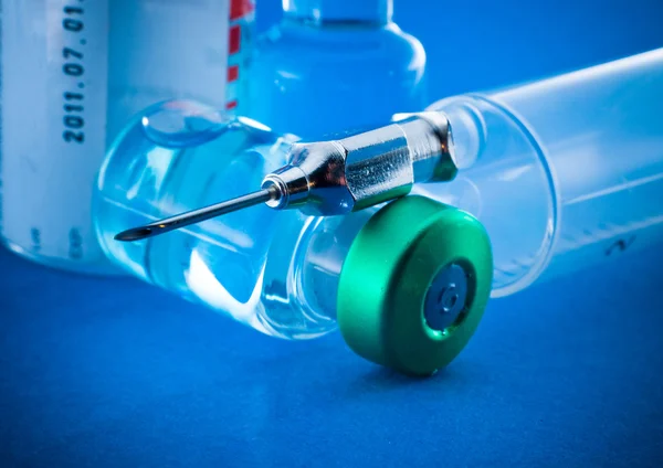 Medical syringe and phials. — Stock Photo, Image