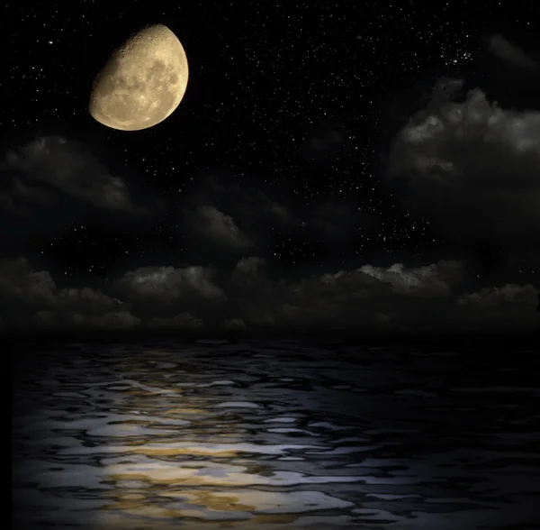 Měsíční na vodě — Stock fotografie