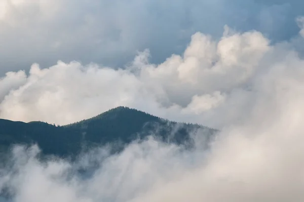 低い雲と山のシルエット 雨の後の絵のような山の風景 — ストック写真