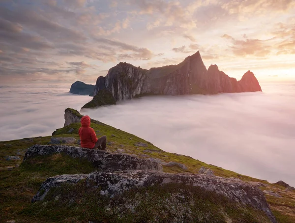 Norveç Senja Daki Hesten Dağı Manzarasının Tadını Çıkaran Bir Turist — Stok fotoğraf