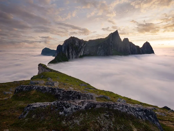 Norveç Senja Daki Hesten Dağı Manzarası Dramatik Yaz Kutup Manzarası — Stok fotoğraf