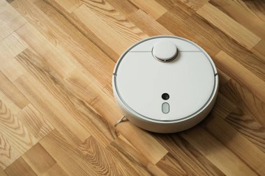 Tahta Döşeme Parkesi 'nde elektrikli süpürge robotu. Otomatik Akıllı Ev Gadget Toz Emici Teknolojisi. Kopyalama Boşluğu ile Yansıma Kavramı. 