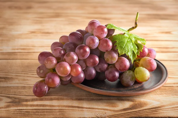 Tasty grapes on a background of a wooden table. — Stock Photo, Image