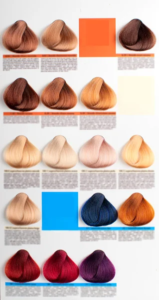 Paletten prover av färgat hår. — Stockfoto