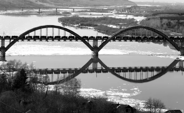 Železniční most a jeho reflexe v řece, vytvářet iluzi - symbol nekonečna. Symbolizuje nekonečné vyčerpání minerálů. Royalty Free Stock Fotografie
