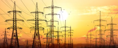 Yüksek voltajlı elektrik hatları bir endüstriyel alanda. Arka plan su Tarih