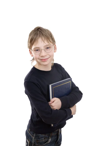 Um menino de 11 anos, segurando um livro . — Fotografia de Stock