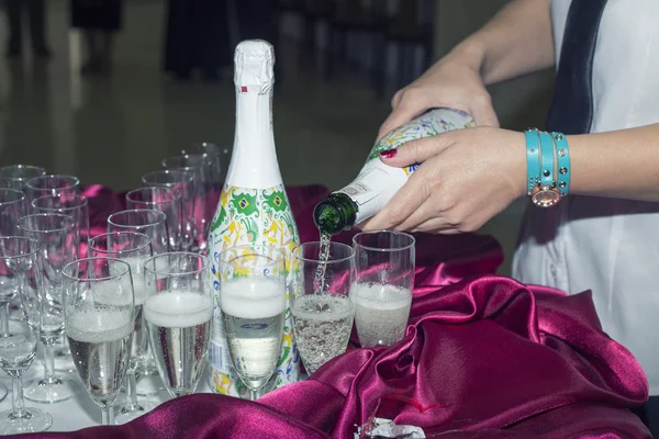Toast, szampan, kieliszki, nalewanie szampana, alkohol, napełnianie kieliszków, butelka szampana,