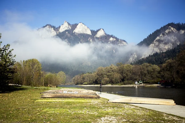 Trzy korony, Pieniny, Dunajec, górska rzeka, góry, spływ Dunajcem, spływ górską rzeką, górki szlak, flisacy lizenzfreie Stockfotos