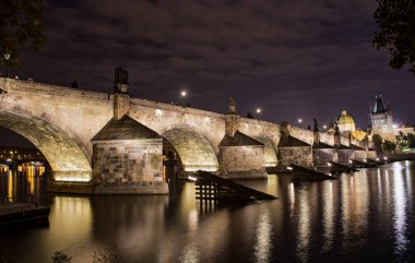 Charles Köprüsü Vltava nehrinde bir köprüdür.