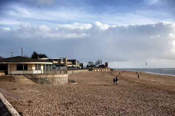 Sahilde insanlarla dolu bir kumsal.