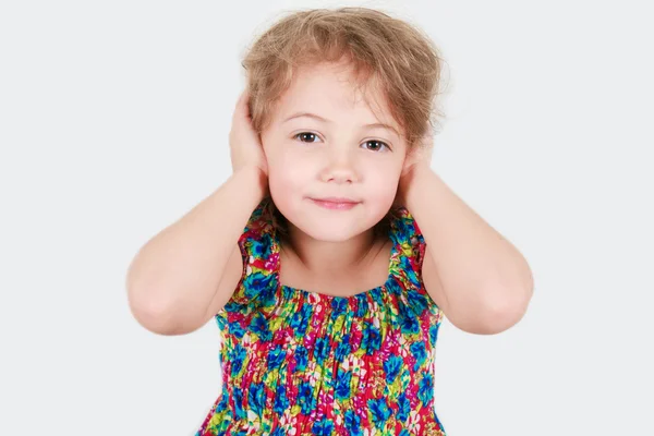 Menina fechar os ouvidos — Fotografia de Stock