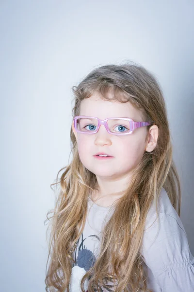 Klidná malá holčička s brýlemi — Stock fotografie