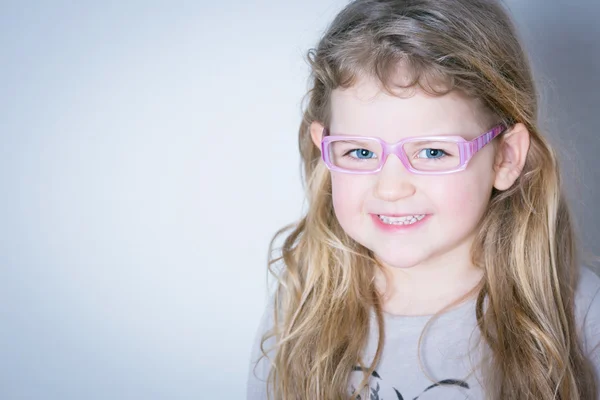 Щаслива маленька дівчинка в окулярах — стокове фото