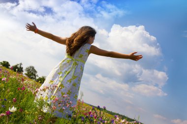 doğada çiçek alan kız