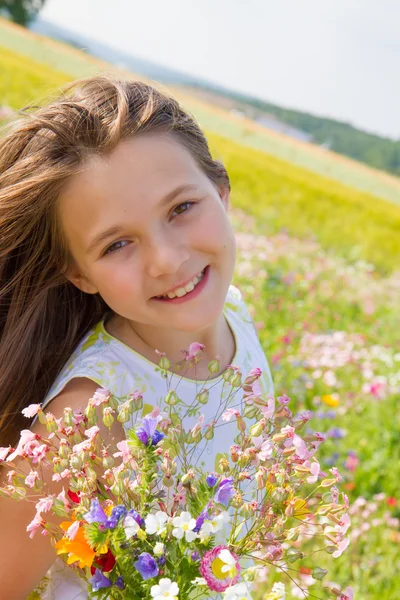 Ragazza con mazzo di fiori di campo — Foto Stock