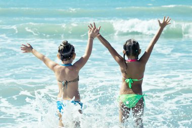 Kızlar denizde eğleniyor musun