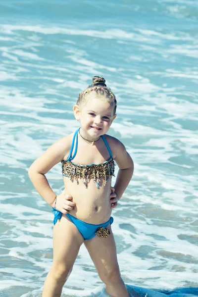 Portret van een klein meisje in de zee — Stockfoto