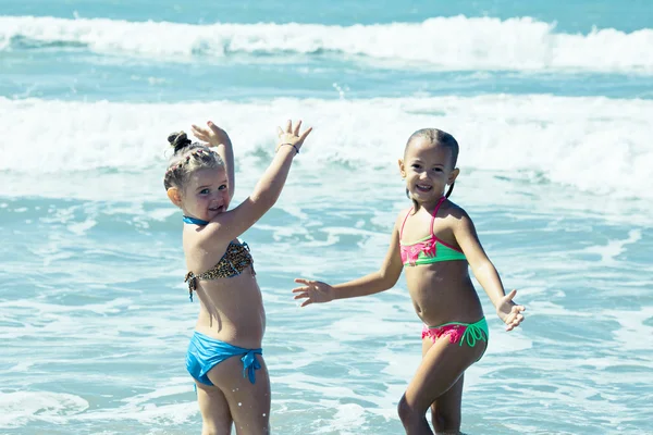 Amigos se divierten en la orilla del mar — Foto de Stock