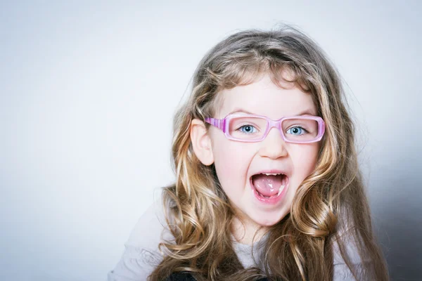 Schöne glückliche kleine Mädchen — Stockfoto