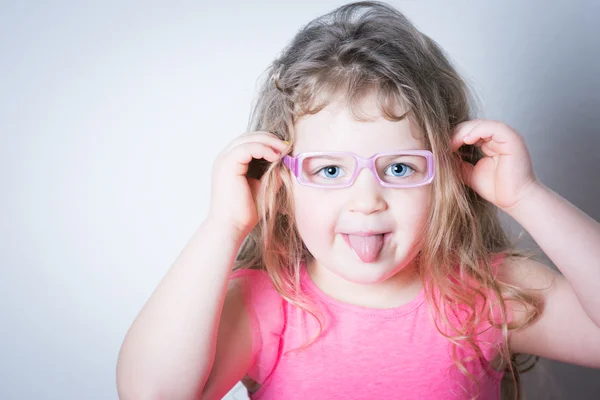 Portrait de fille drôle montrant sa langue — Photo