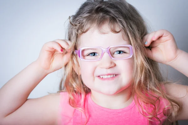 Sorridente bambina con gli occhiali — Foto Stock