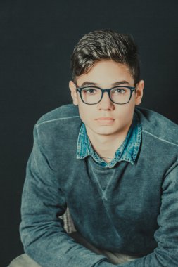 Gözlüklü genç adam.