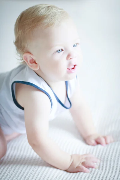 Ein Jahr altes Baby auf dem Bett — Stockfoto