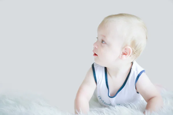 Niño de un año acostado — Foto de Stock