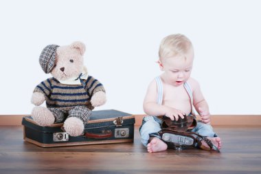 çocuk oyuncak ayı ve kamera ile