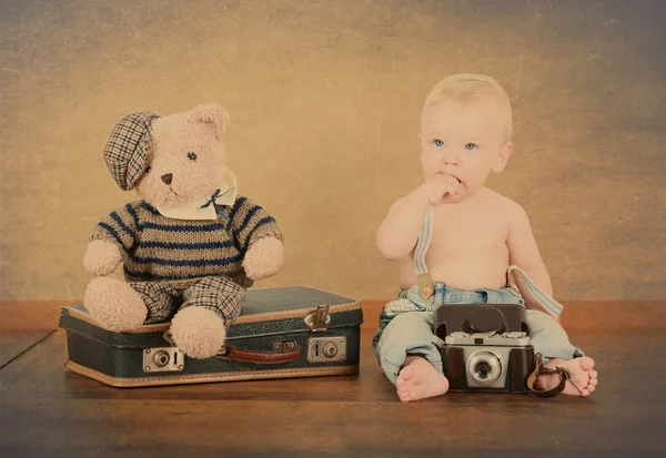 Foto vintage con niño con oso de peluche y cámara —  Fotos de Stock