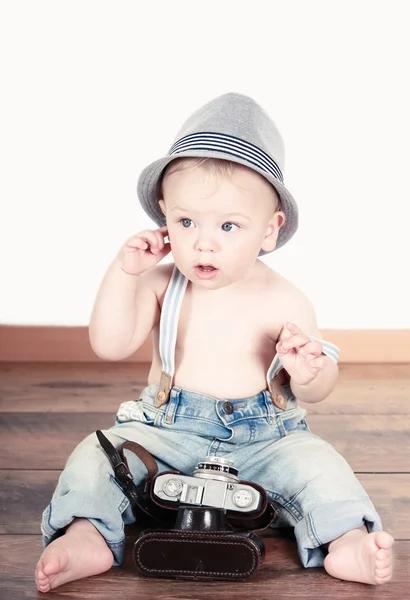 Niño con cámara antigua — Foto de Stock