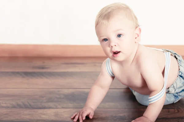Ηλικίας έξι μηνών μωρό που μπουσουλάει στο πάτωμα — Φωτογραφία Αρχείου