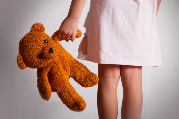 Meisje met teddy bear in de hand — Stockfoto