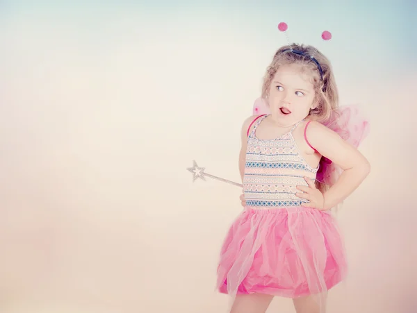 Vijf-jarige meisje in vlinder kostuum — Stockfoto