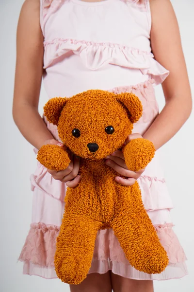 Meisje met teddy bear in de hand — Stockfoto