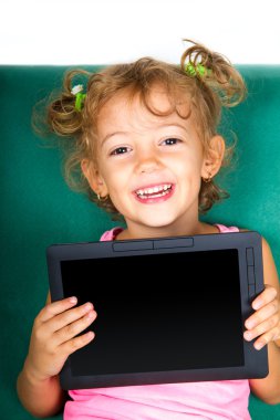 tablet ile küçük kız